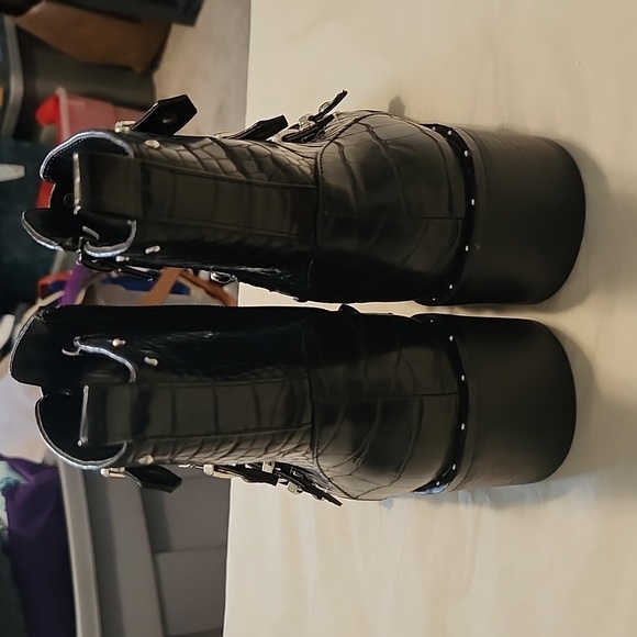 NWOT Women's Black Buckle Zip Up Boots By Fergie Size 6 - Picture 4 of 10